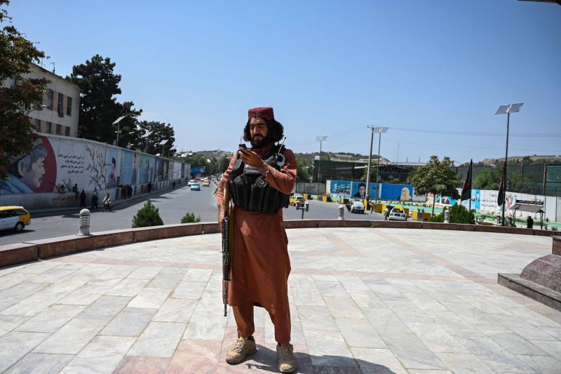 L'Afghanistan aux mains des talibans, chaos à l'aéroport de Kaboul