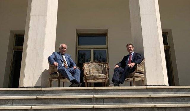 Les ambassadeurs russe et britannique critiqués pour une photo 