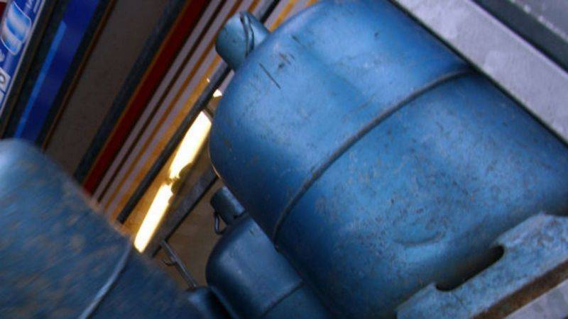 Files d'attente devant les entrepôts de gaz