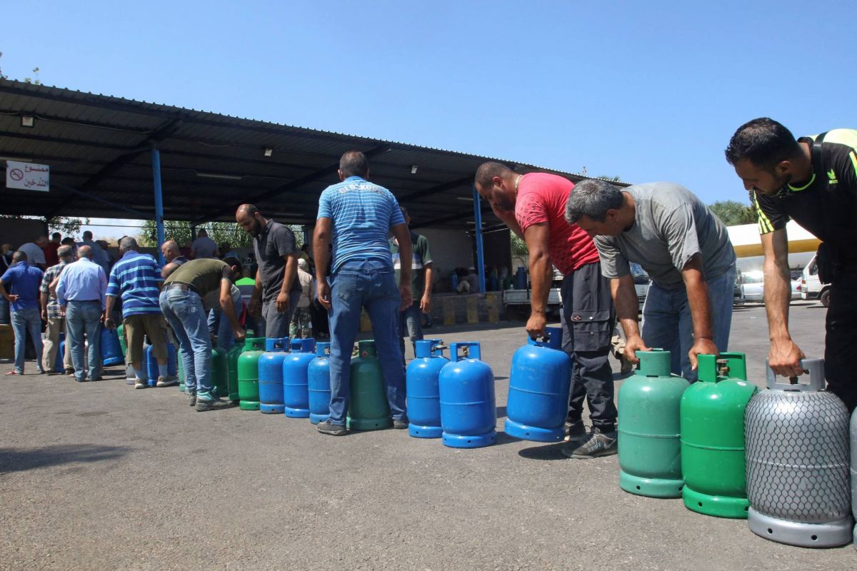 Queues form in front of gas warehouses