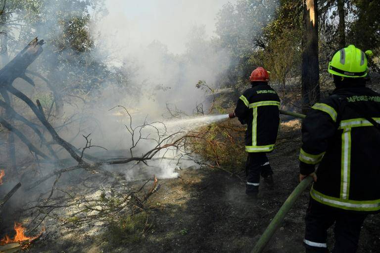 Deux morts dans un vaste incendie sur la Côte d'Azur