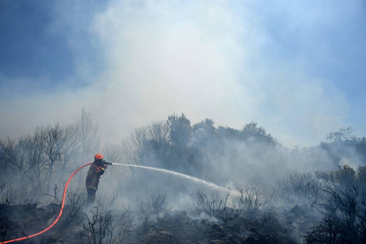 Sur la Côte d’Azur, « la partie loin d’être gagnée » contre un violent incendie de forêt