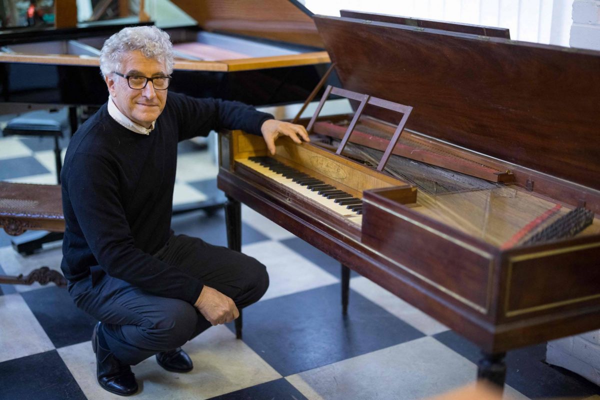 Rares ou excentriques, les pianos du restaurateur de Sa Majesté sont à vendre