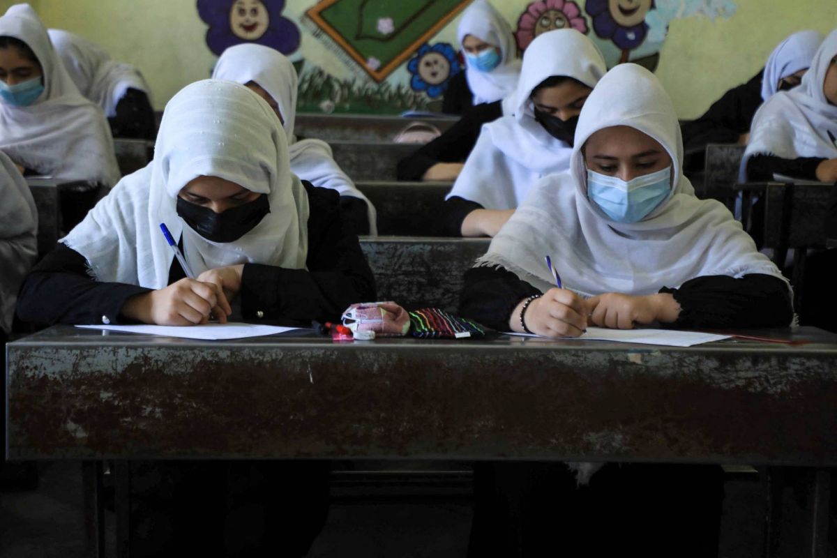 Des filles retournent à l’école à Hérat, sous le régime taliban