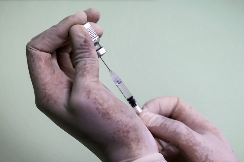 Les Etats-Unis autorisent pleinement le vaccin de Pfizer