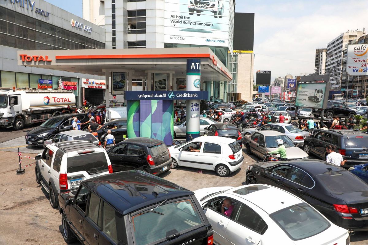 Le chaos devant les stations se poursuit, malgré la douloureuse hausse des prix