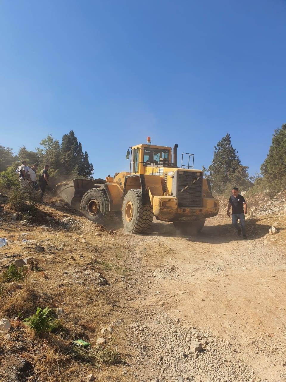 Des habitants de Fneideq coupent la route liant Qammouaa à Akkar el-Atika