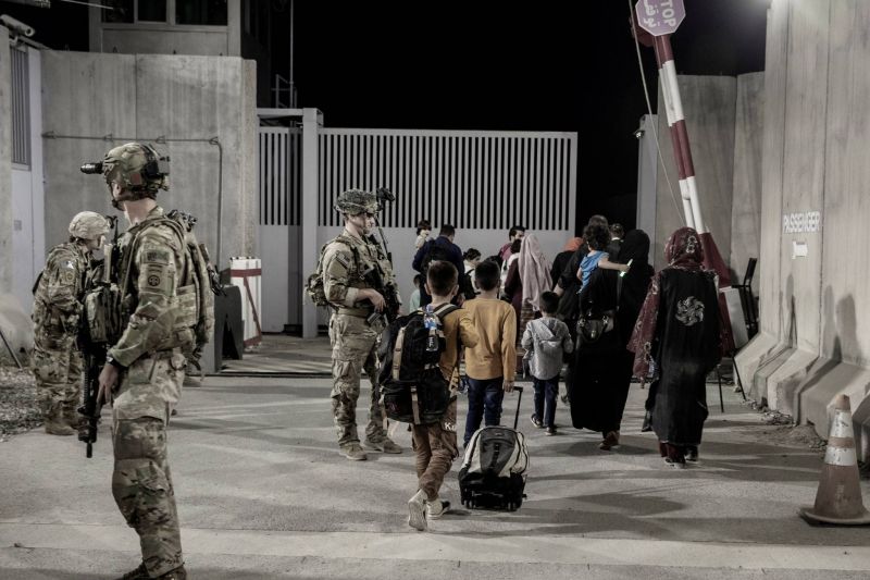 Les dernières évacuations reprennent à l’aéroport de Kaboul après l’attentat sanglant