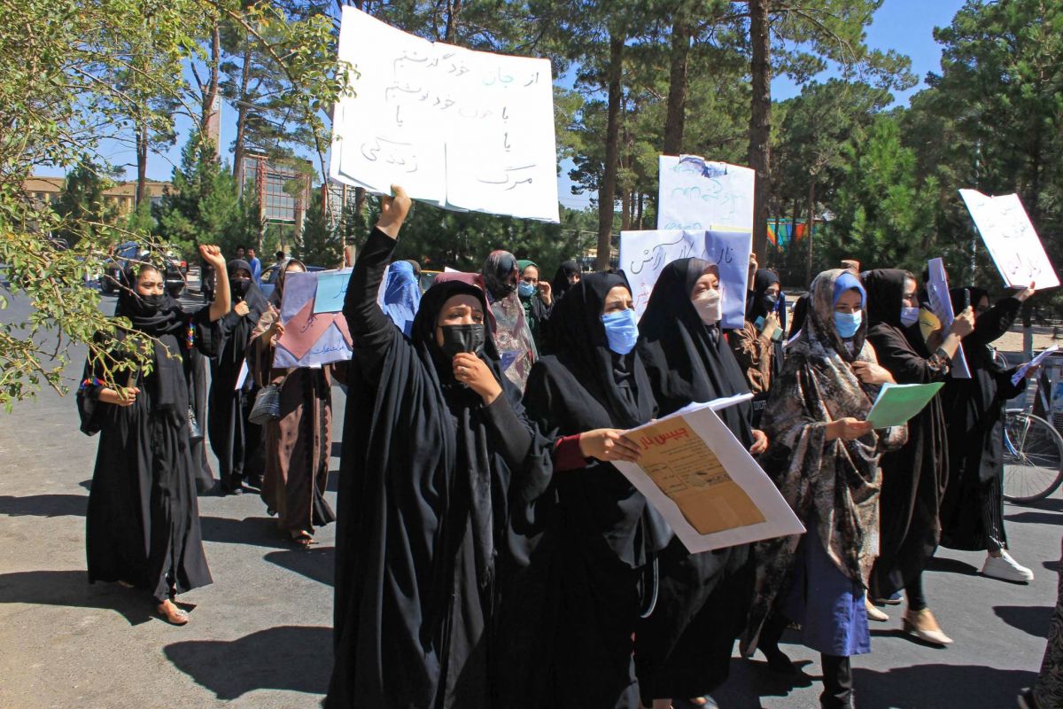 L’Afghanistan attend son nouveau gouvernement, les femmes manifestent pour leurs droits