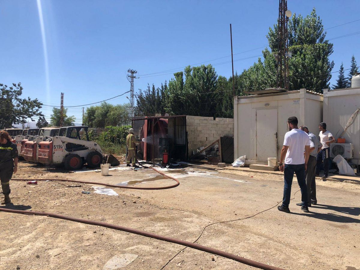 Un camion-citerne en feu à Zahlé, les pompiers sur place