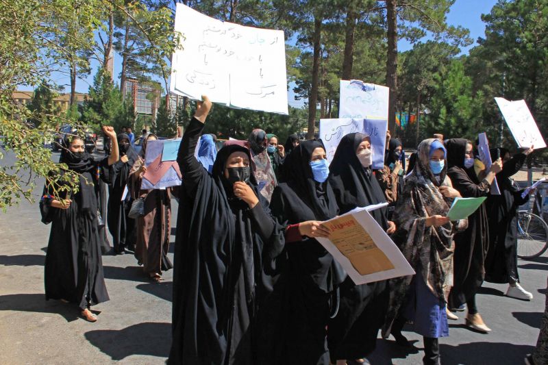 L'Afghanistan attend son nouveau gouvernement, des femmes manifestent pour leurs droits