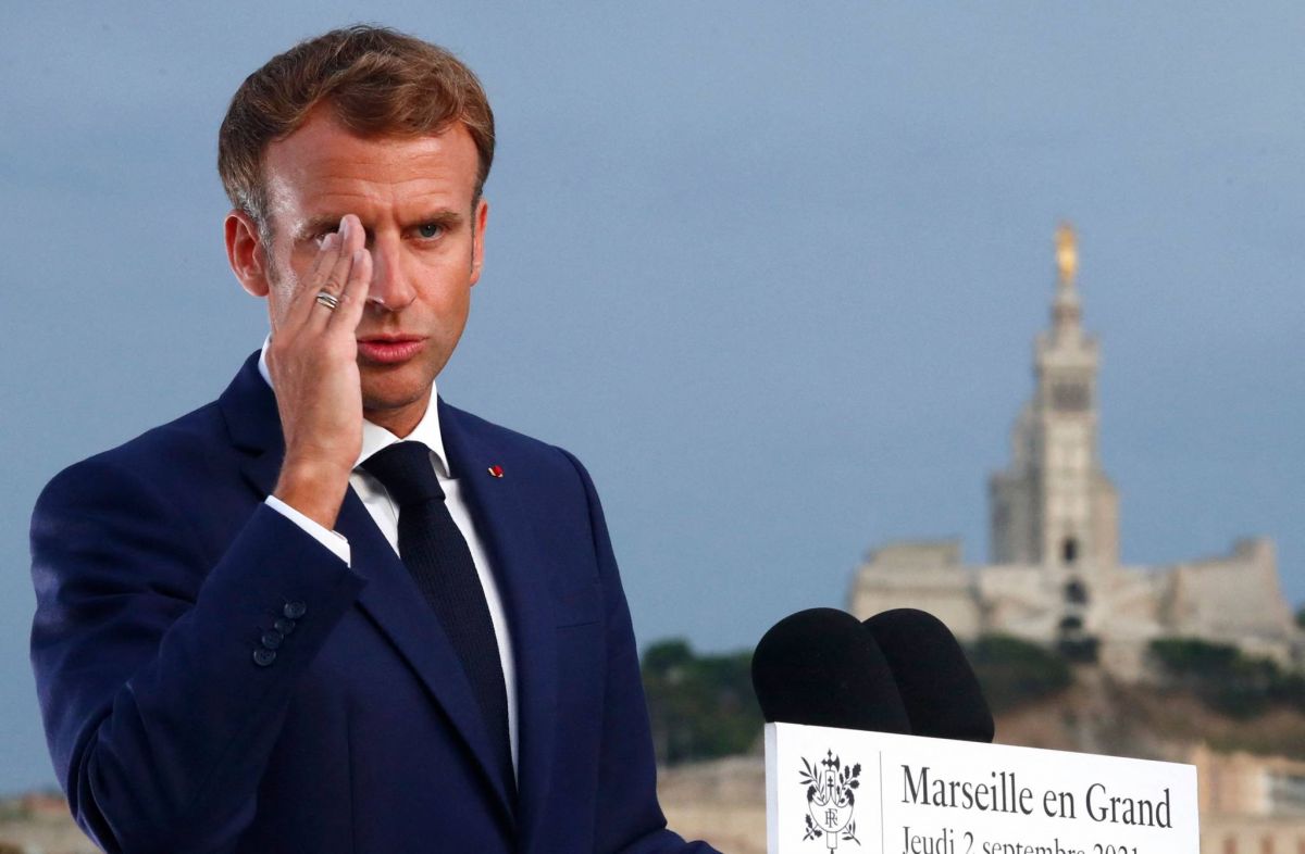 Macron au chevet de la ville de Marseille avant la présidentielle