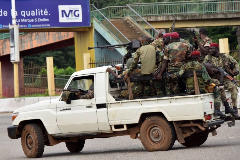 Des putschistes affirment avoir capturé le président Condé, confusion à Conakry