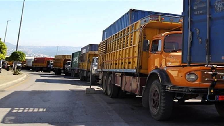 Des camionneurs du port de Beyrouth tiennent un sit-in pour réclamer une hausse de leur salaire