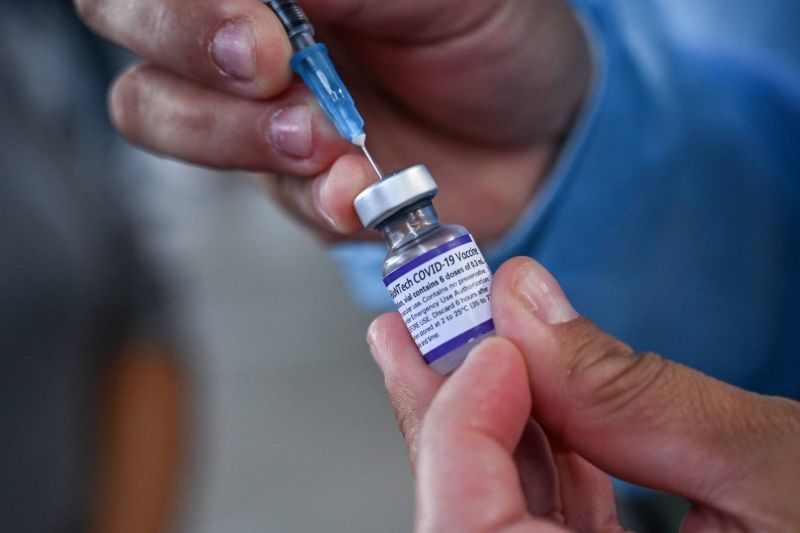 Vaccin : les débats sur la troisième dose pour tous s’enchaînent