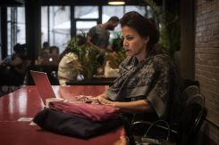 Une dame travaille dans un des cafés de Beyrouth. Photo João Sousa