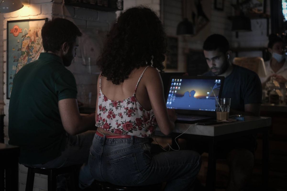 Au Liban, les cafés comme dernier refuge pour les salariés en mal d'électricité Au Liban, les cafés comme dernier refuge pour les salariés en mal d'électricité