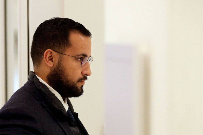 Un ancien proche de Macron devant la justice française