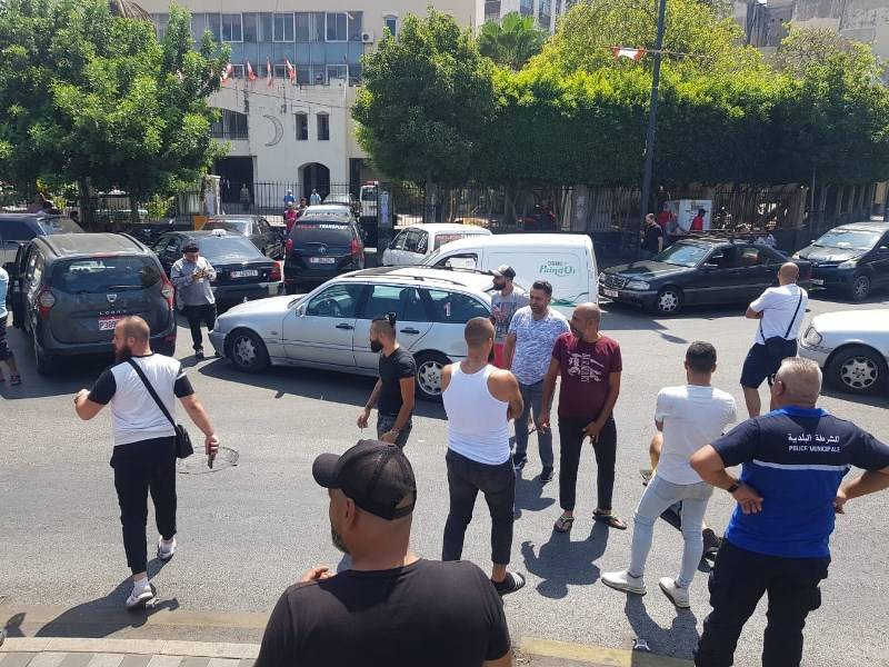De nombreuses routes du Liban paralysées par les files aux stations-service et des sit-in