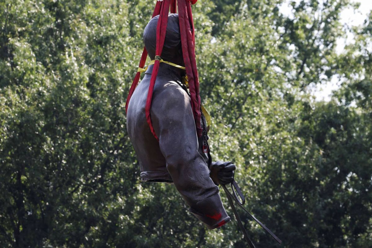 Déboulonnage du principal monument symbole du passé esclavagiste des Etats-Unis