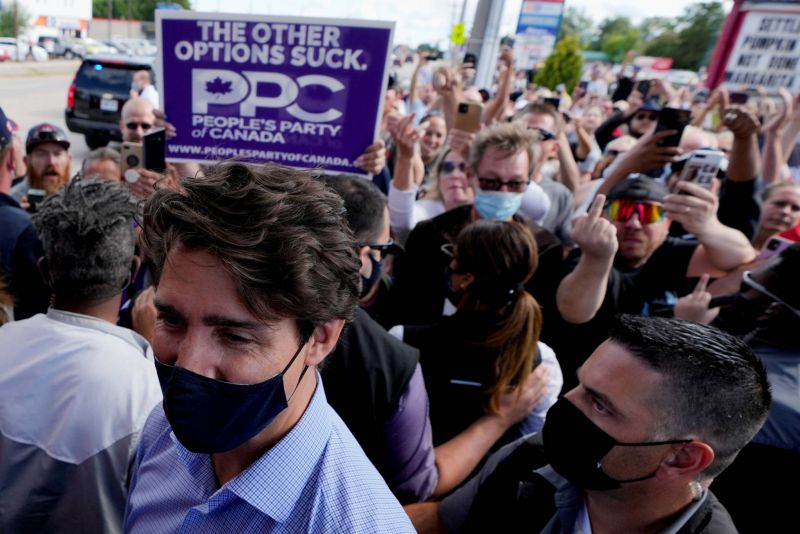 Trudeau malmené dans la rue et les sondages
