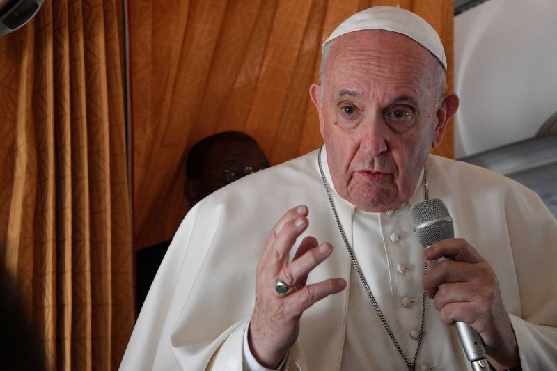 Le pape tance les cardinaux Le pape tance les cardinaux