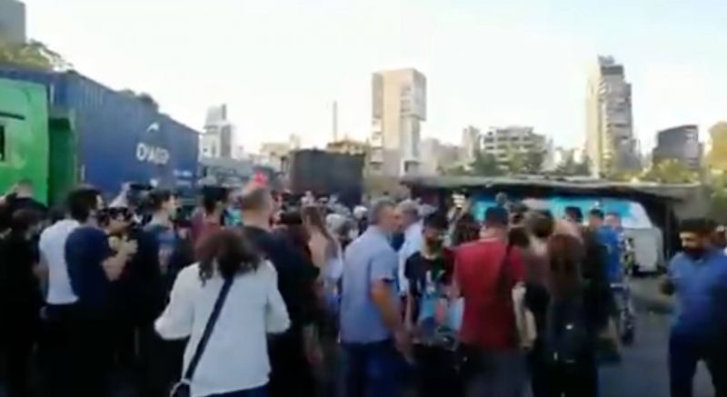 Des familles de victimes devant le port de Beyrouth pour réclamer l'audition de l'ex-chef de l'armée