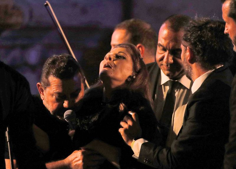 Majida el-Roumi prise d'un bref malaise sur scène en Jordanie