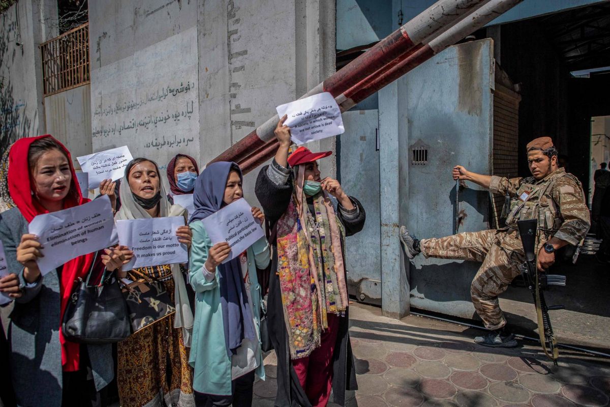 Travail, éducation : l’angoisse des Afghanes face aux restrictions des talibans
