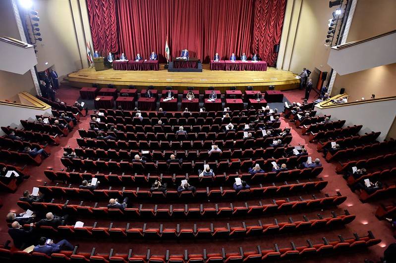 Le début de la séance parlementaire sur le vote de confiance retardé faute d'électricité Le début de la séance parlementaire sur le vote de confiance retardé faute d'électricité