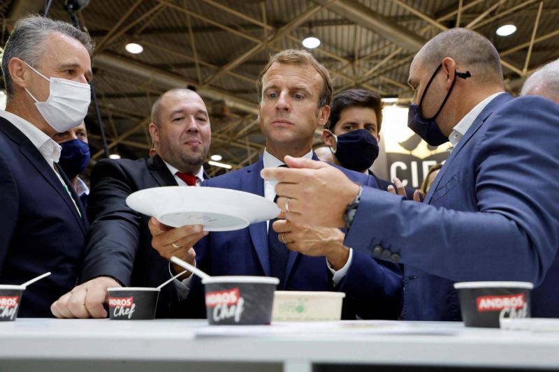 Emmanuel Macron cible d'un jet d'œuf lors d'un salon de la restauration