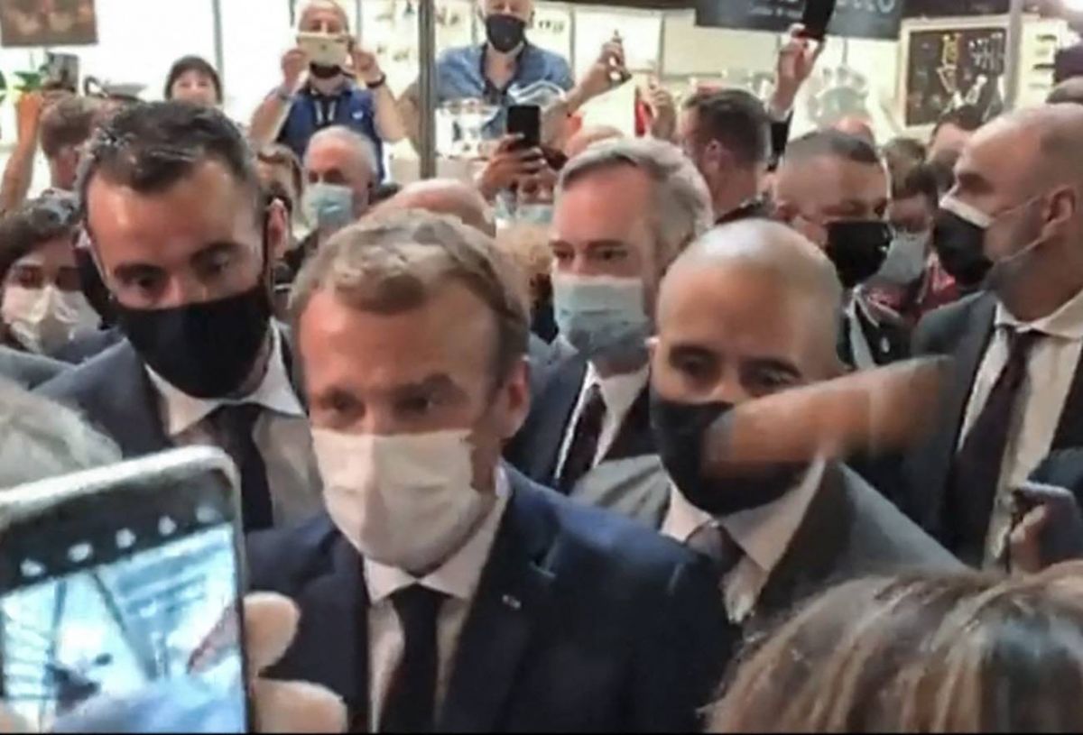 Jet d'un œuf sur le président français : l'auteur hospitalisé en établissement psychiatrique