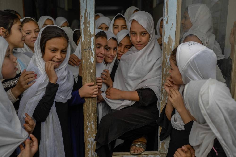 Des filles de retour au collège et au lycée dans une province