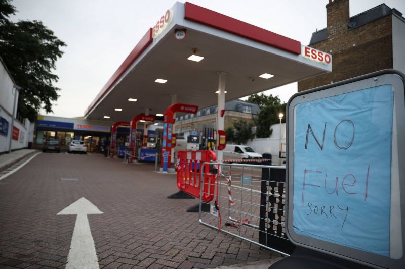 Les stations-service britanniques toujours en manque d'essence, dément le secteur
