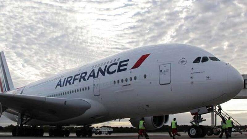Aéroports parisiens: les décollages brièvement suspendus après une panne technique