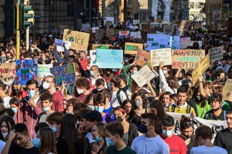 Les jeunes défilent pour le climat à Milan, derrière Greta Thunberg