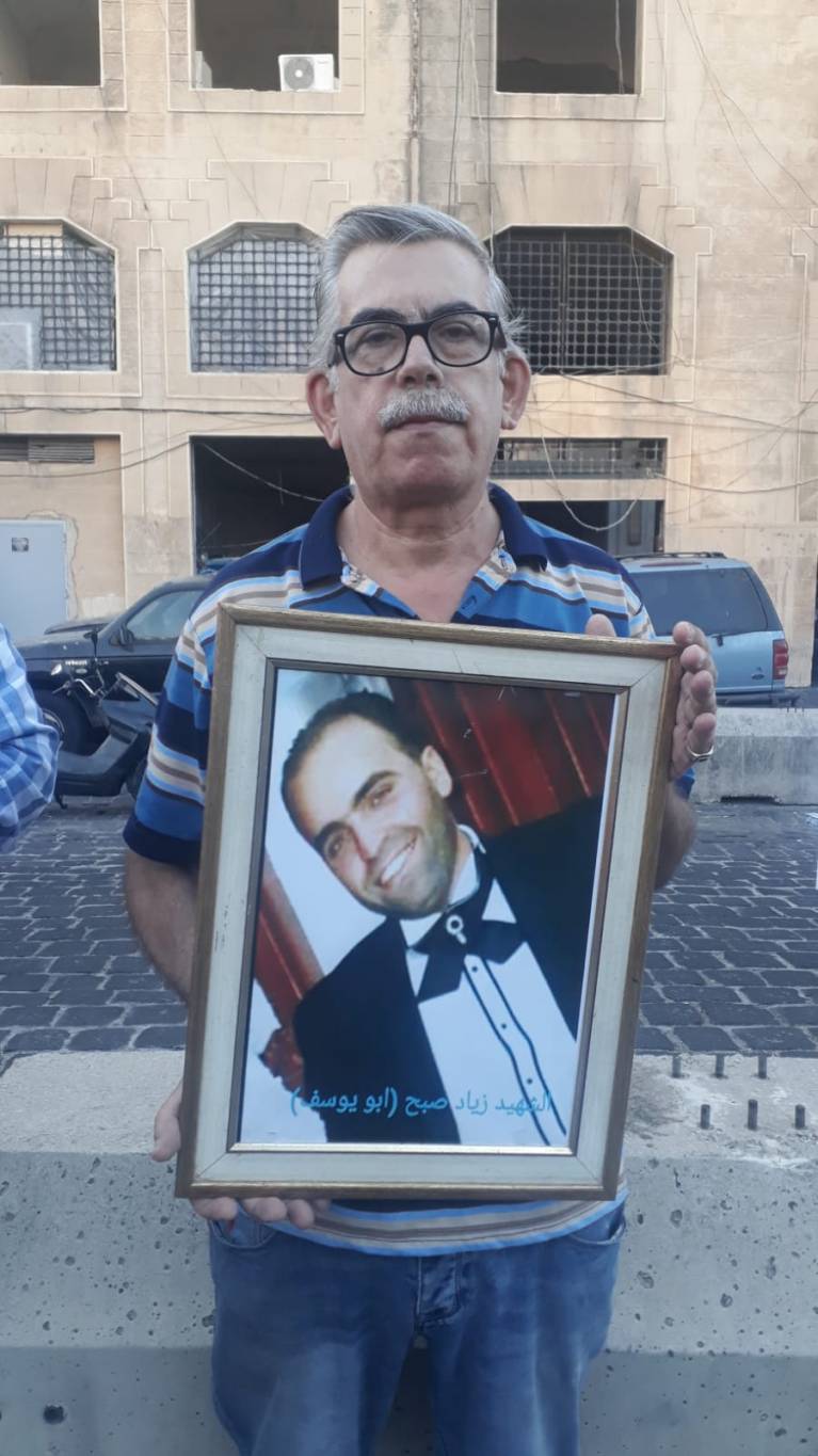 Devant le port de Beyrouth, les parents des victimes expriment leur soutien au juge Bitar