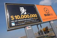 Le 5 décembre 2005, un panneau d’affichage dans le port de Larnaca, à Chypre, offre 10 millions de dollars à toute personne apportant des informations concernant le pilote israélien Ron Arad, disparu en octobre 1986 dans la région de Saïda, au Liban.  Photo AFP