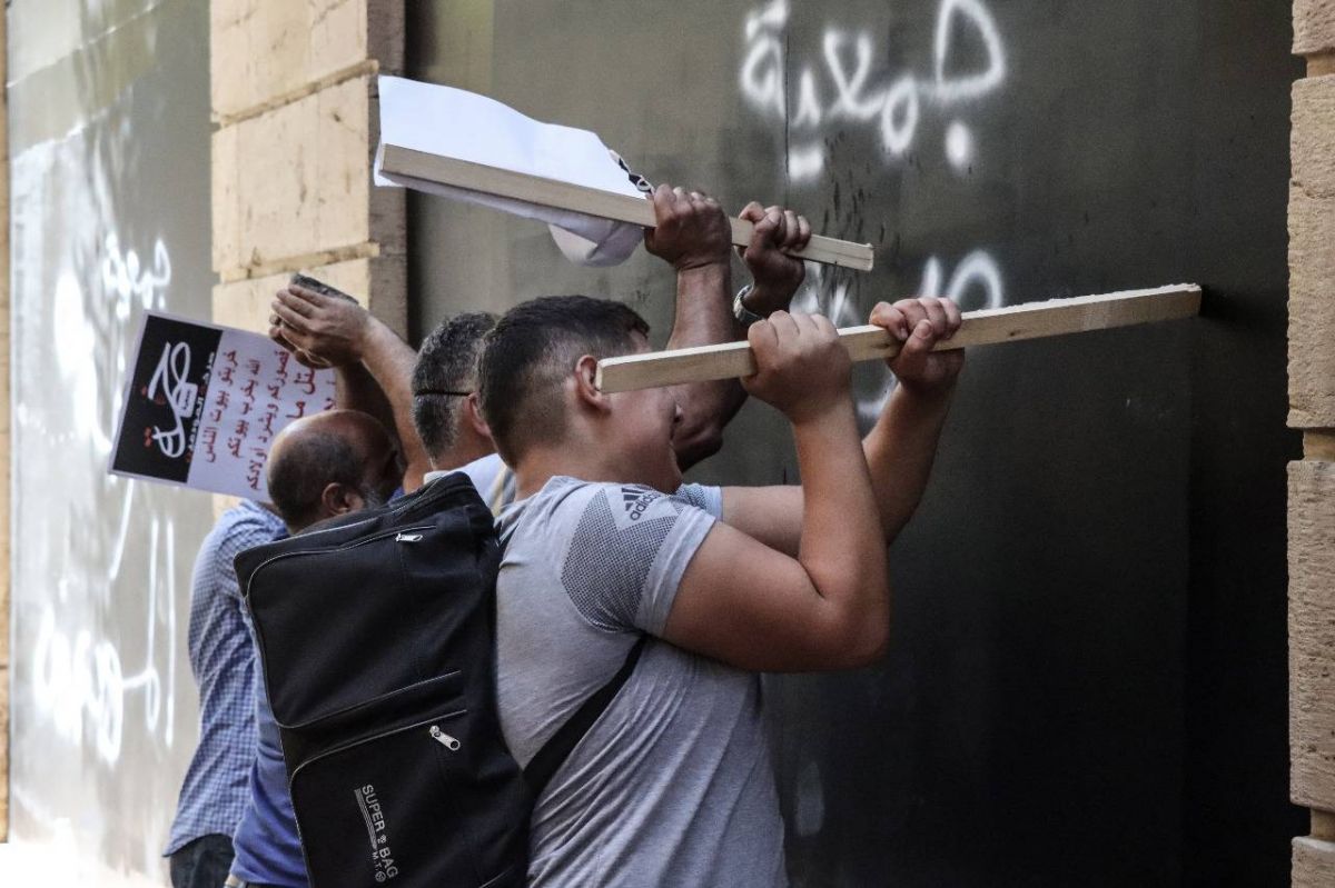 « Ils nous ont volés » : des déposants se mobilisent violemment à Beyrouth
