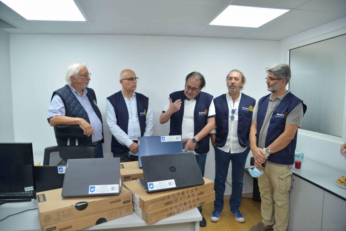 Le Rotary Beirut Cedars fait don d’ordinateurs et de dizaines de milliers de livres