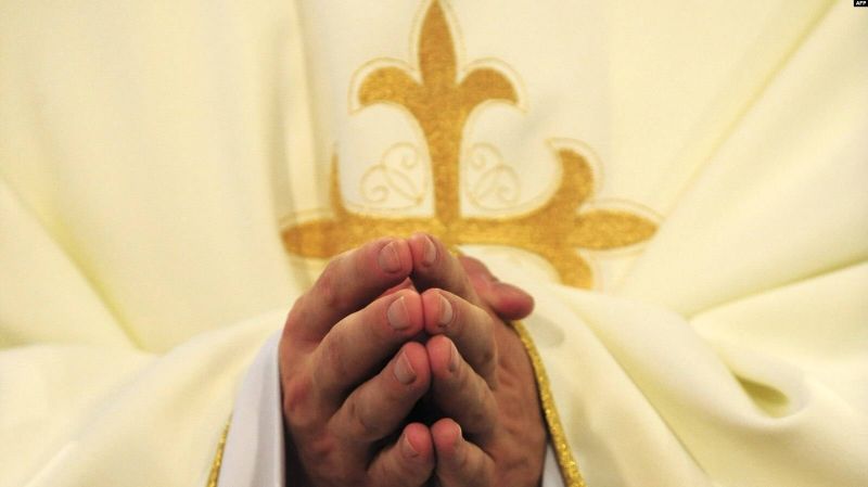 Appel à la démission des évêques en France