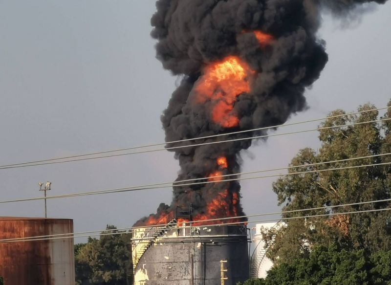 Incendie maîtrisé dans les installations pétrolières de Zahrani Incendie maîtrisé dans les installations pétrolières de Zahrani