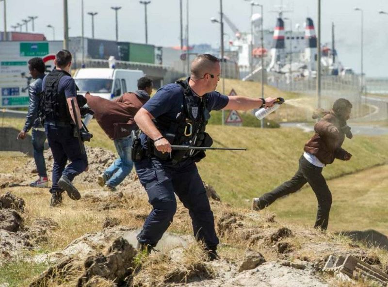 Pour les migrants de Calais dans le nord de la France, une vie d'expulsions, d'
