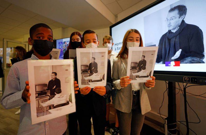 La France rend hommage à l'enseignant tué pour avoir montré des caricatures de Mahomet