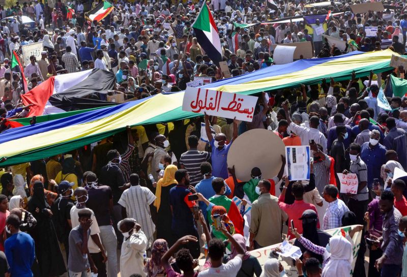 Au Soudan, les procivils en masse dans la rue face aux partisans de l’armée