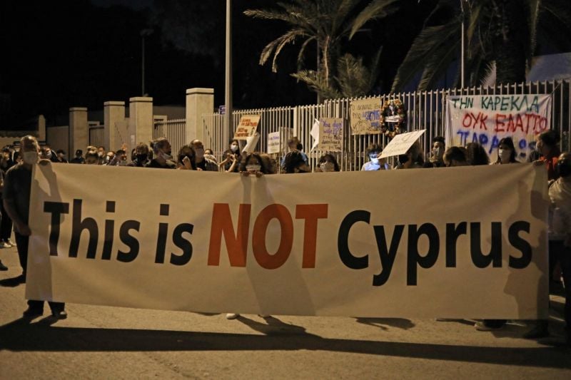 Chypre va révoquer 45 
