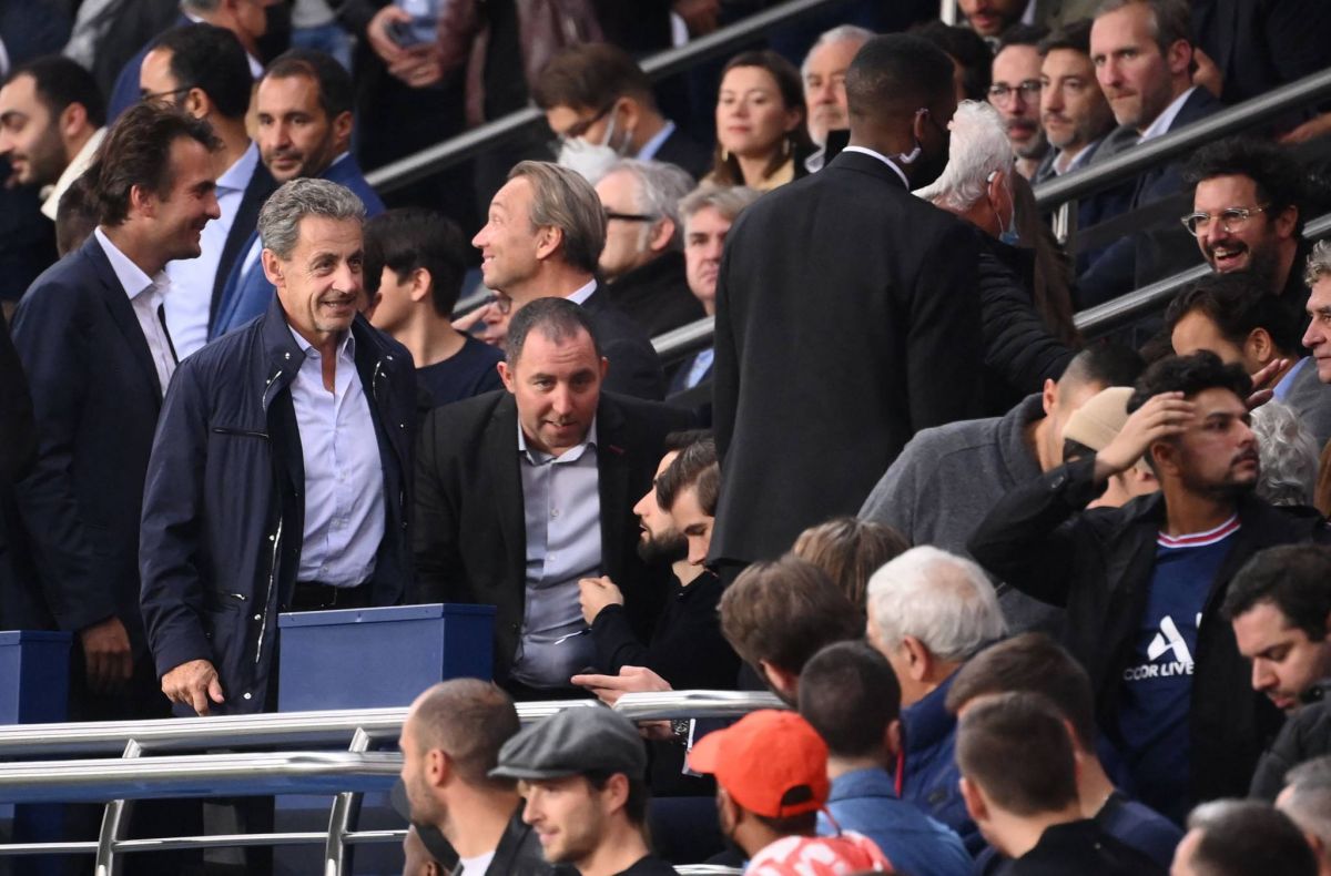 Forcé à témoigner à un procès, l'ancien président Sarkozy joue l'apaisement