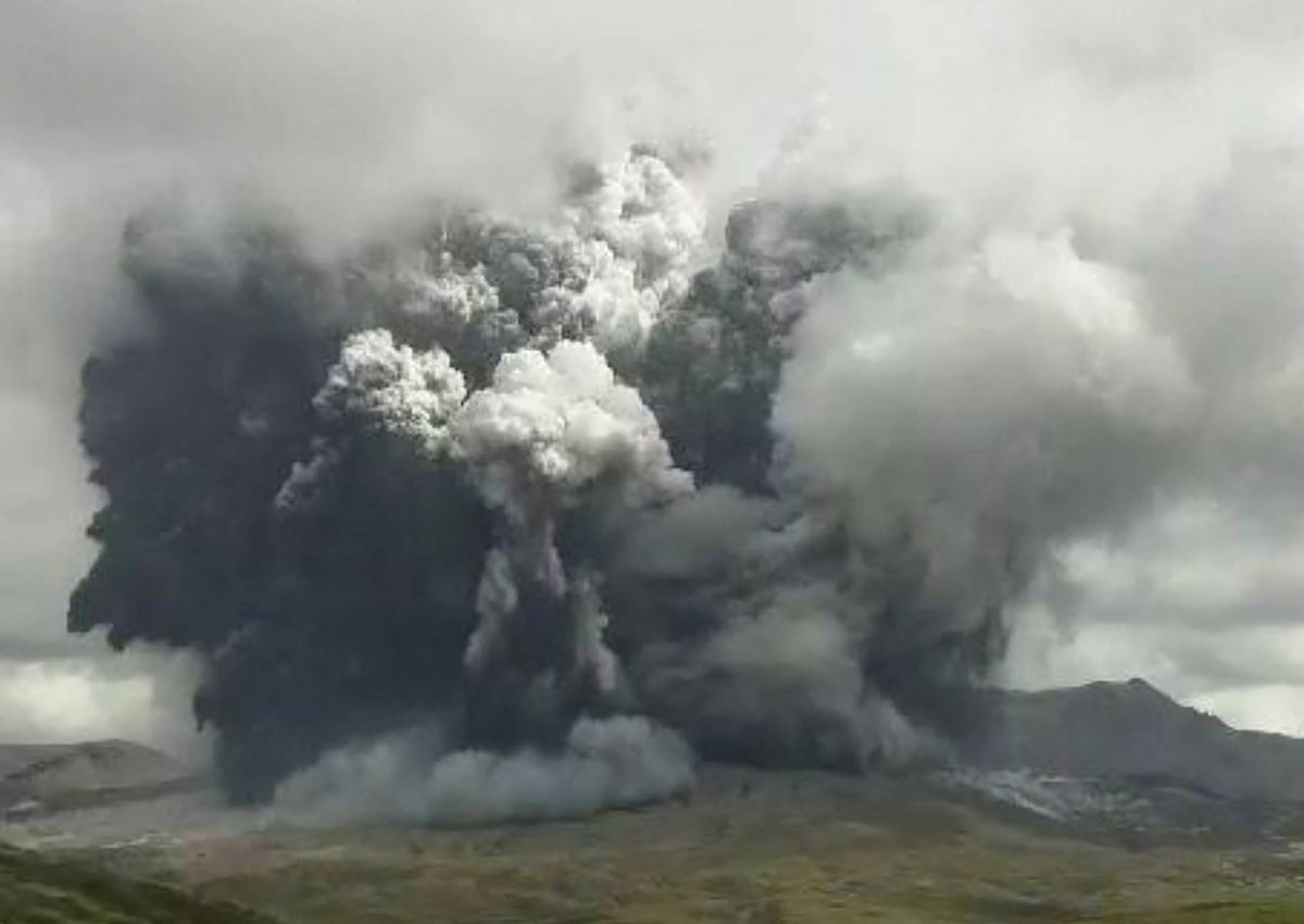 Eruption spectaculaire du volcan Aso
