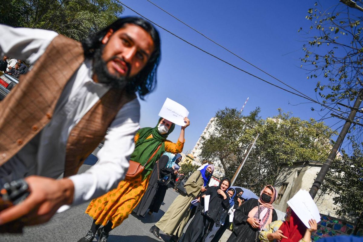 Des journalistes frappés par des talibans lors d'une manifestation de femmes