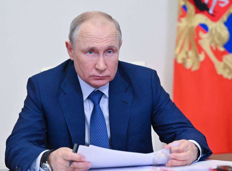 Poutine décrète une semaine chômée pour enrayer l'essor du Covid-19